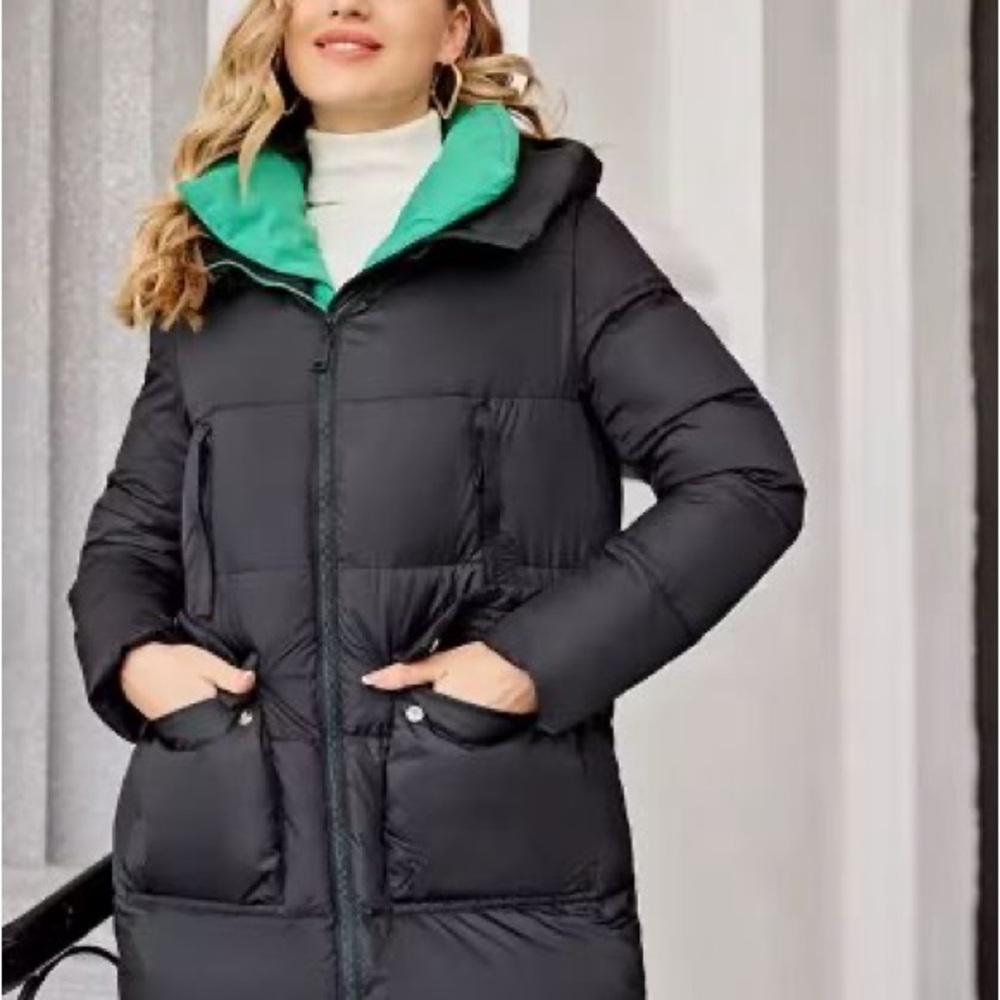 Elegant Black Puffer Coat with Green Collar